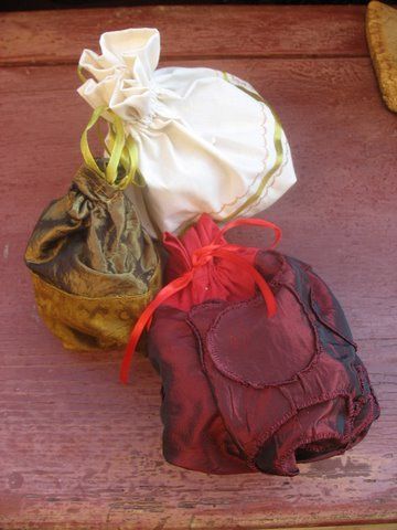 Különböző méretű és mintájú ajándék zsákok, ünnepekre